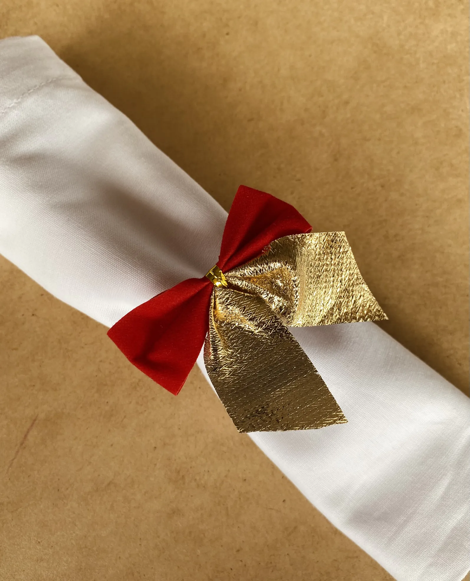 Porta-guardanapo Laço Vermelho e Dourado - Image 3